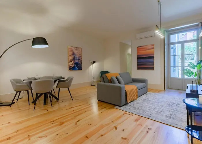 Spacious Apartment With Patio At Historic Center